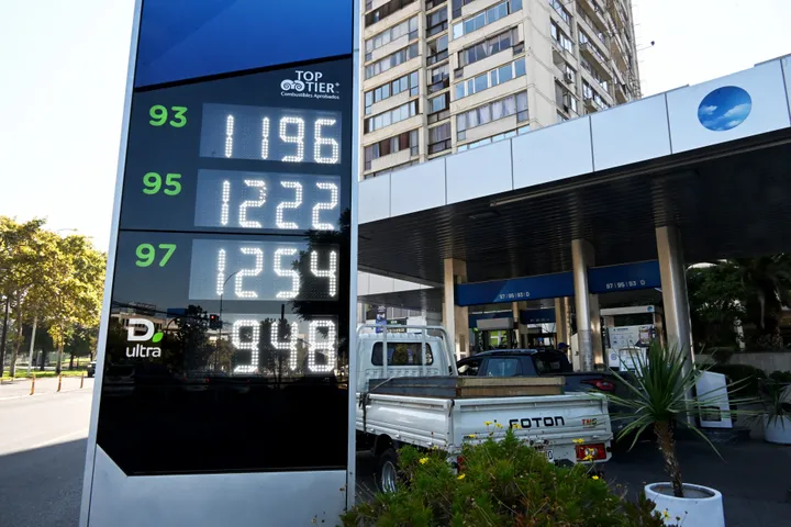 Le spectre d’un choc pétrolier se confirme, selon le ministre français de l’Économie