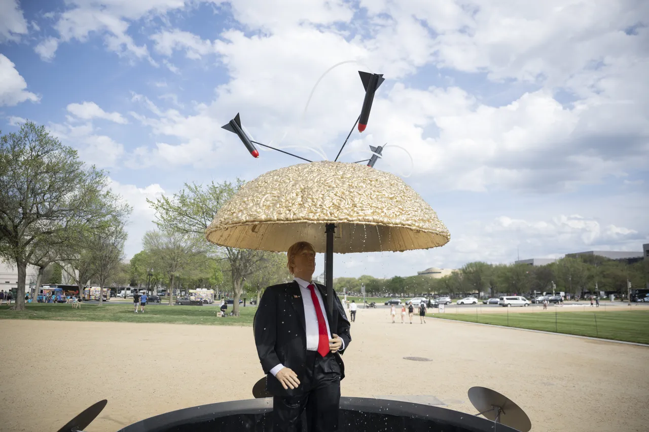 Satirična statua Trumpa u Washingtonu u znak protesta zbog sistema "Zlatna kupola"