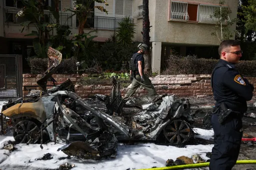 شظايا صاروخ إيراني تصيب مواقع وسط إسرائيل وعراقجي يحذر من  تسرب إشعاعي محتمل