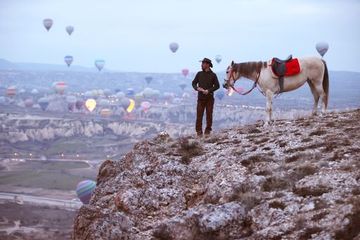  Kalorësi i Shpateve  eksploron Kapadokyan mbi kalë