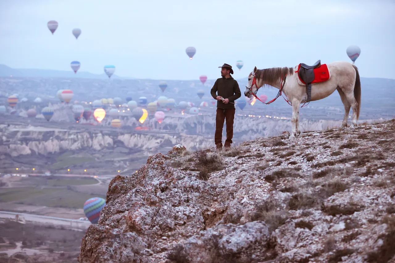 "Kalorësi i Shpateve" eksploron Kapadokyan mbi kalë