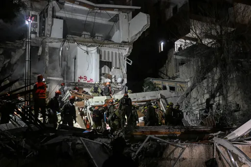 انتشال قتيلين من تحت حطام مبنى في حيفا.. و34 قتيلاً في هجمات أمريكية-إسرائيلية على إيران