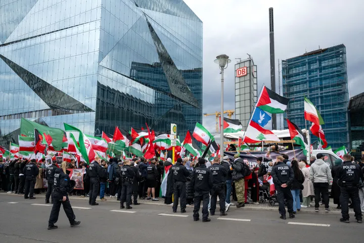 Hunderte demonstrieren in Berlin gegen USA und Israel