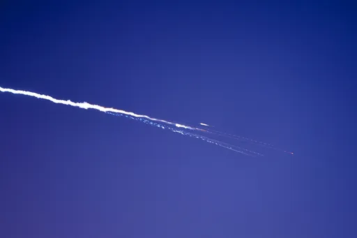 هجمات صاروخية ومُسيرات تستهدف دول خليجية تزامناً مع إعلان ترمب وقفاً مشروطاً لإطلاق النار مع إيران