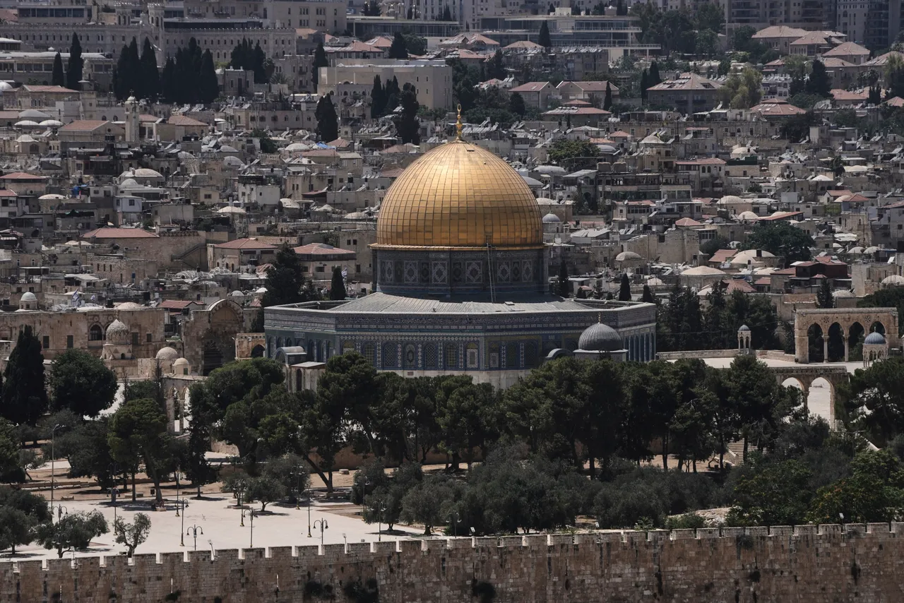 יותר מ-200 מתנחלים, בראשות רב ותחת חסות משטרת ישראל, פשטו על מסגד אל-אקצא בירושלים