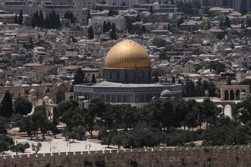 יותר מ-200 מתנחלים, בראשות רב ותחת חסות משטרת ישראל, פשטו על מסגד אל-אקצא בירושלים
