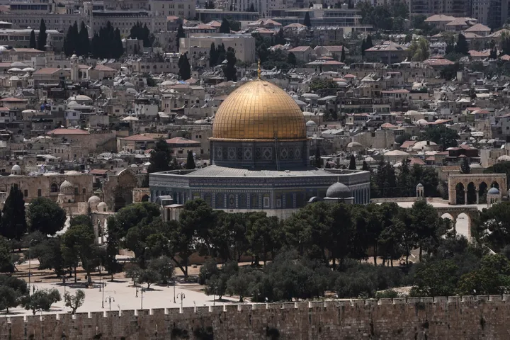 יותר מ-200 מתנחלים, בראשות רב ותחת חסות משטרת ישראל, פשטו על מסגד אל-אקצא בירושלים