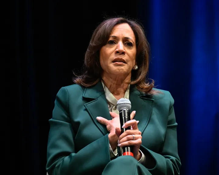 קמלה האריס מאשימה את נתניהו ב"גרירת טראמפ למלחמה עם איראן"