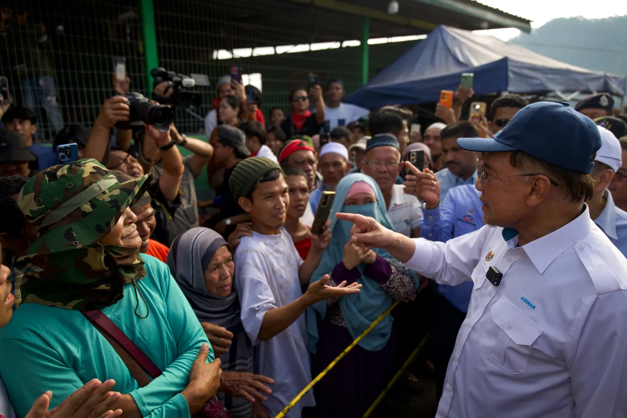 Anwar Ibrahim semasa menyantuni mangsa yang terjejas di Sandakan. Foto: Izzuddin Abd Radzak/Pejabat Perdana Menteri