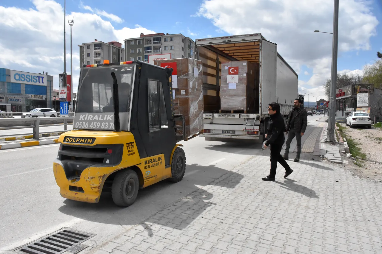 تركيا ترسل 6 شاحنات مساعدات طبية إلى إيران ليرتفع الإجمالي إلى 9