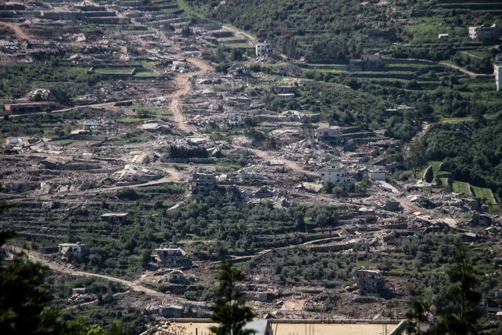 غارات إسرائيلية وقصف مدفعي جنوب لبنان رغم وقف إطلاق النار