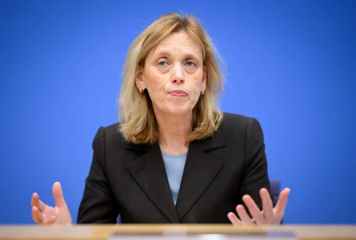 Bericht: Auch Bundesministerinnen Prien und Hubertz von Signal-Hacks betroffen