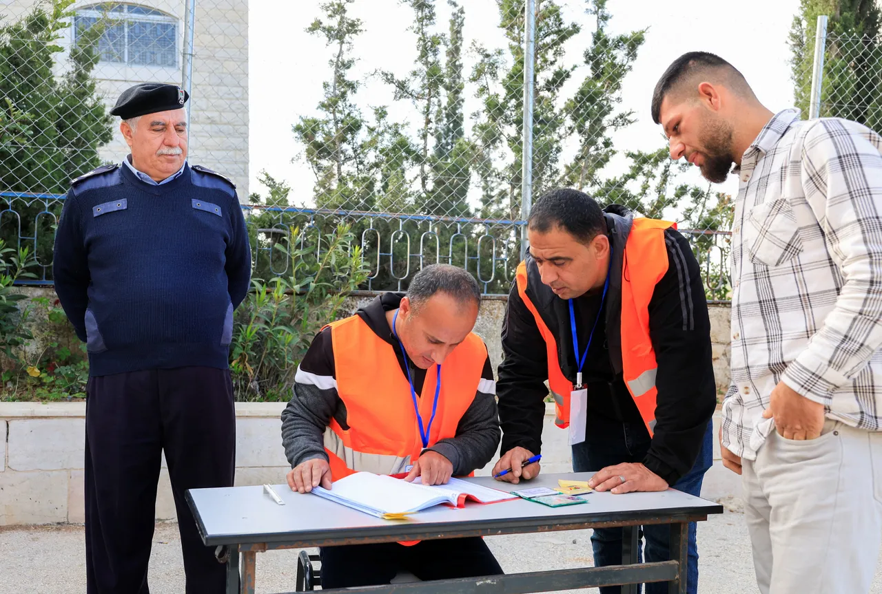 ئىشغالىيەت ئاستىدىكى غەربىي قىرغاقتا يەرلىك سايلامدا چۈشكەن بېلەتلەرنى ساناش باشلاندى