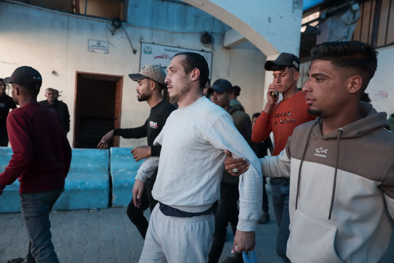 اسرائیل ۱۵ فلسطیني بندیان خوشې کړل چې د لوږې او شکنجې نښې پرې ښکاريدې