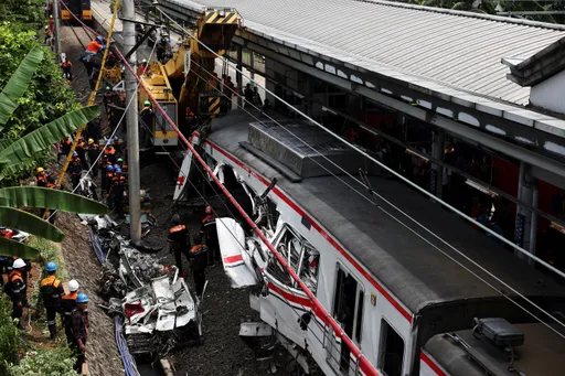 U sudaru vozova na indonezijskom ostrvu Zapadna Java 14 osoba poginulo