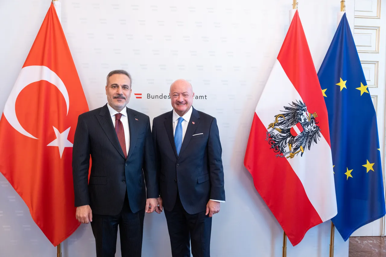 Ministri i Jashtëm turk pritet nga kancelari i Austrisë në Vjenë