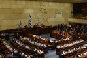 استطلاع إسرائيلي: بينيت وآيزنكوت يتقدمان على نتنياهو.. وحزب "معاً" يتصدر دون حسم الأغلبية