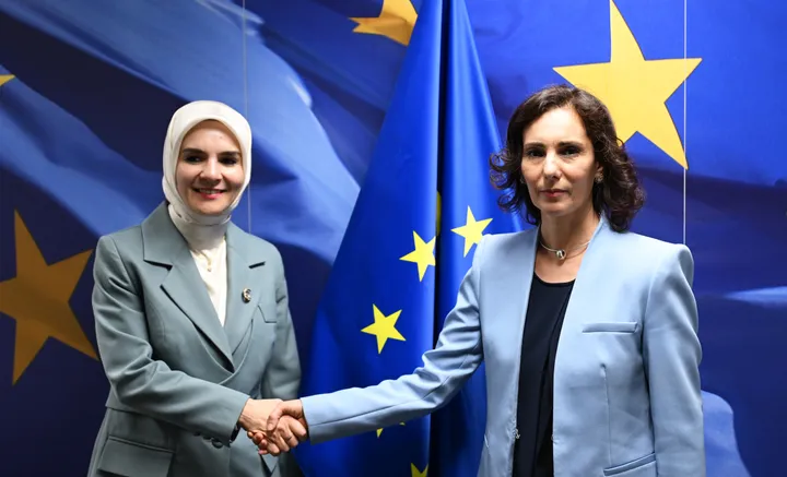 EU-commissaris en Turkse minister voeren gesprekken in Brussel, streven naar nauwere samenwerking