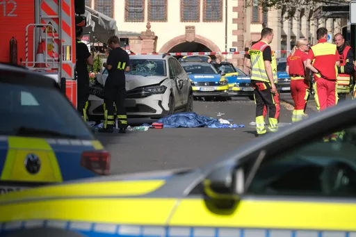 Auto fährt in Menschengruppe: Was wir wissen - und was nicht