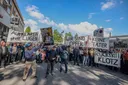 Demo nach Millionen-Coup – Kunden fordern Geld zurück