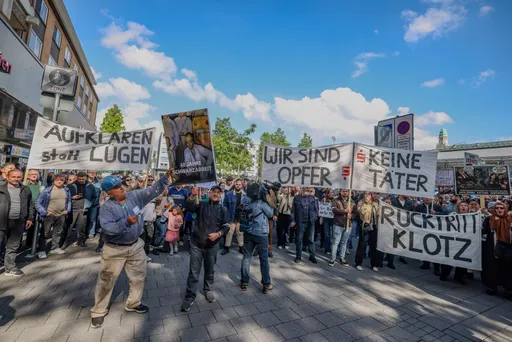 Demo nach Millionen-Coup – Kunden fordern Geld zurück
