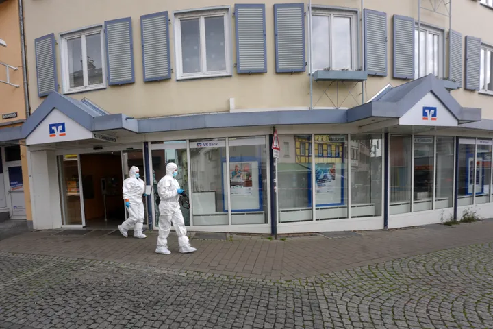 Menschen aus Bank befreit - Was wir wissen und was nicht