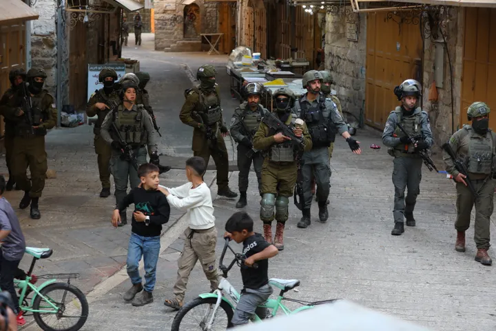 Illegal Israeli settlers, army raids in occupied West Bank leave multiple Palestinians wounded