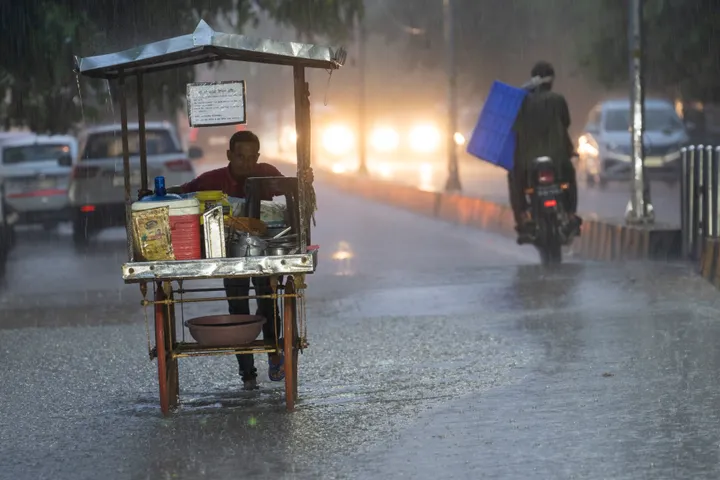 Strong winds kill almost 90 in northern India