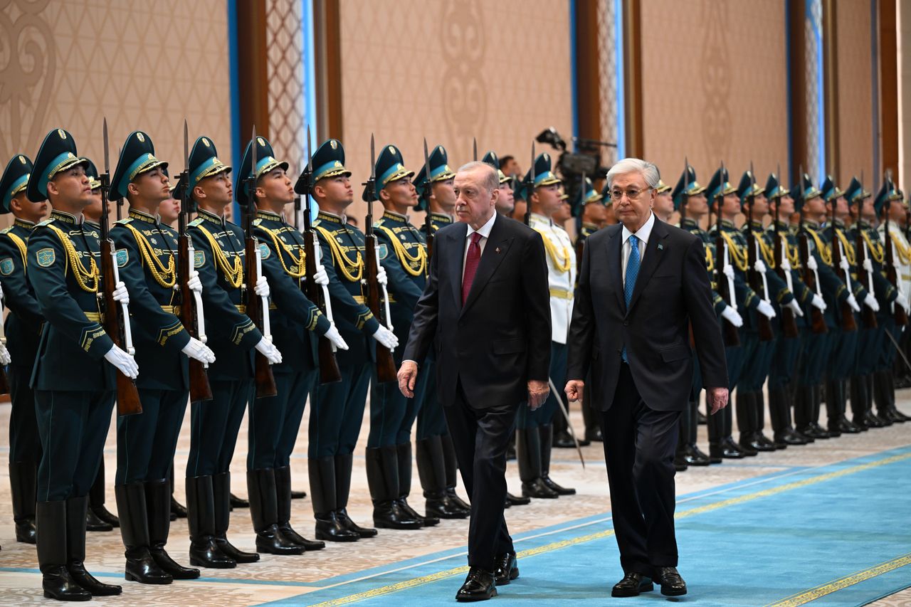 Presidenti Erdoğan pritet me ceremoni zyrtare në Kazakistan