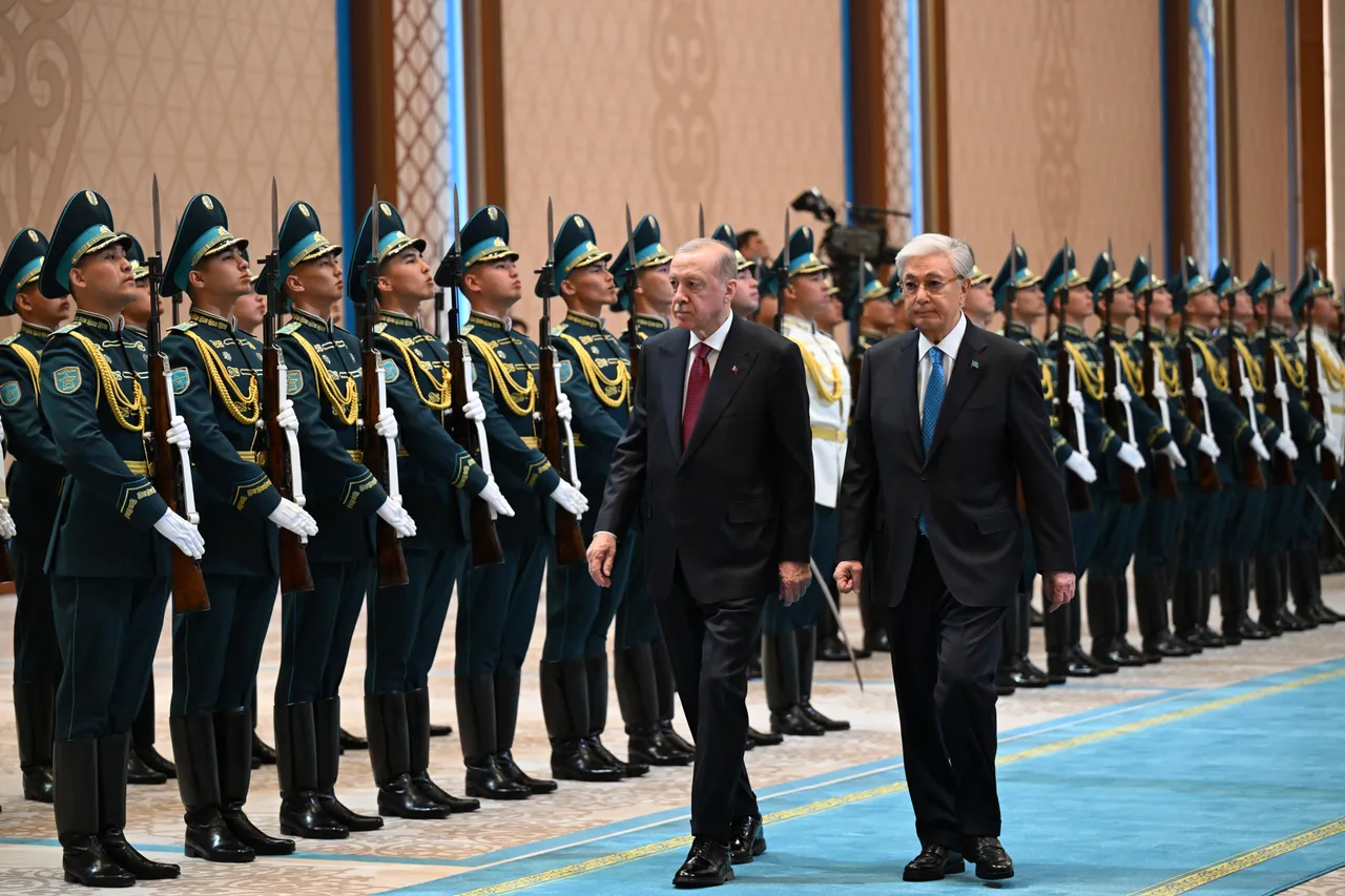 Presidenti Erdoğan pritet me ceremoni zyrtare në Kazakistan