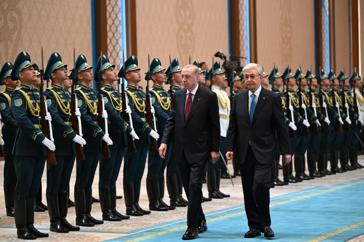 Presidenti Erdoğan pritet me ceremoni zyrtare në Kazakistan
