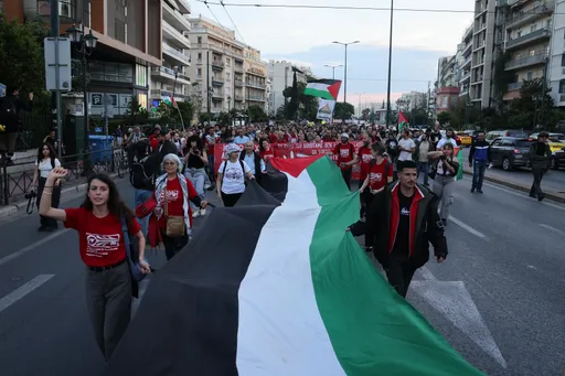Stotine ljudi marširalo do izraelske ambasade u Atini u znak podrške palestinskom otporu