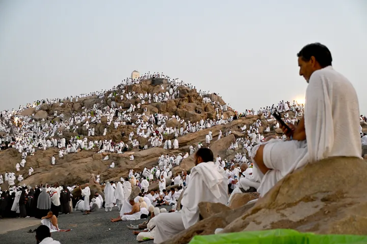 وسط أجواء من الخشوع والسكينة.. الحجاج يتوافدون إلى صعيد عرفات لأداء ركن الحج الأعظم