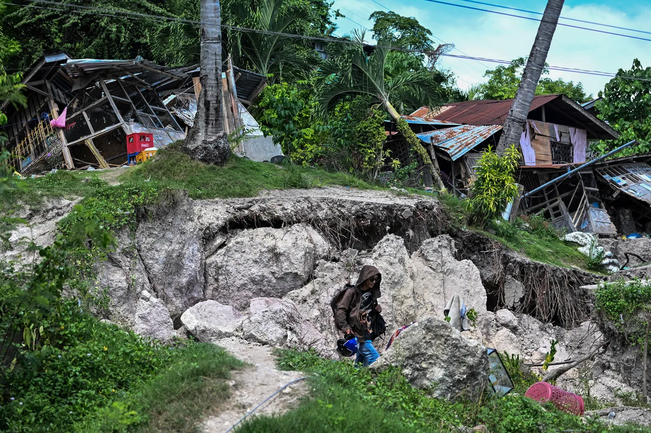Death toll from powerful Philippines earthquake climbs