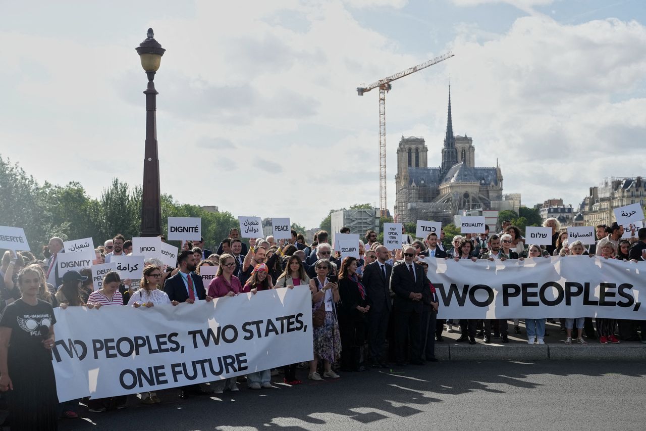 Israeli, Palestinian civil society groups meet in France, urge int'l support for two-state solution