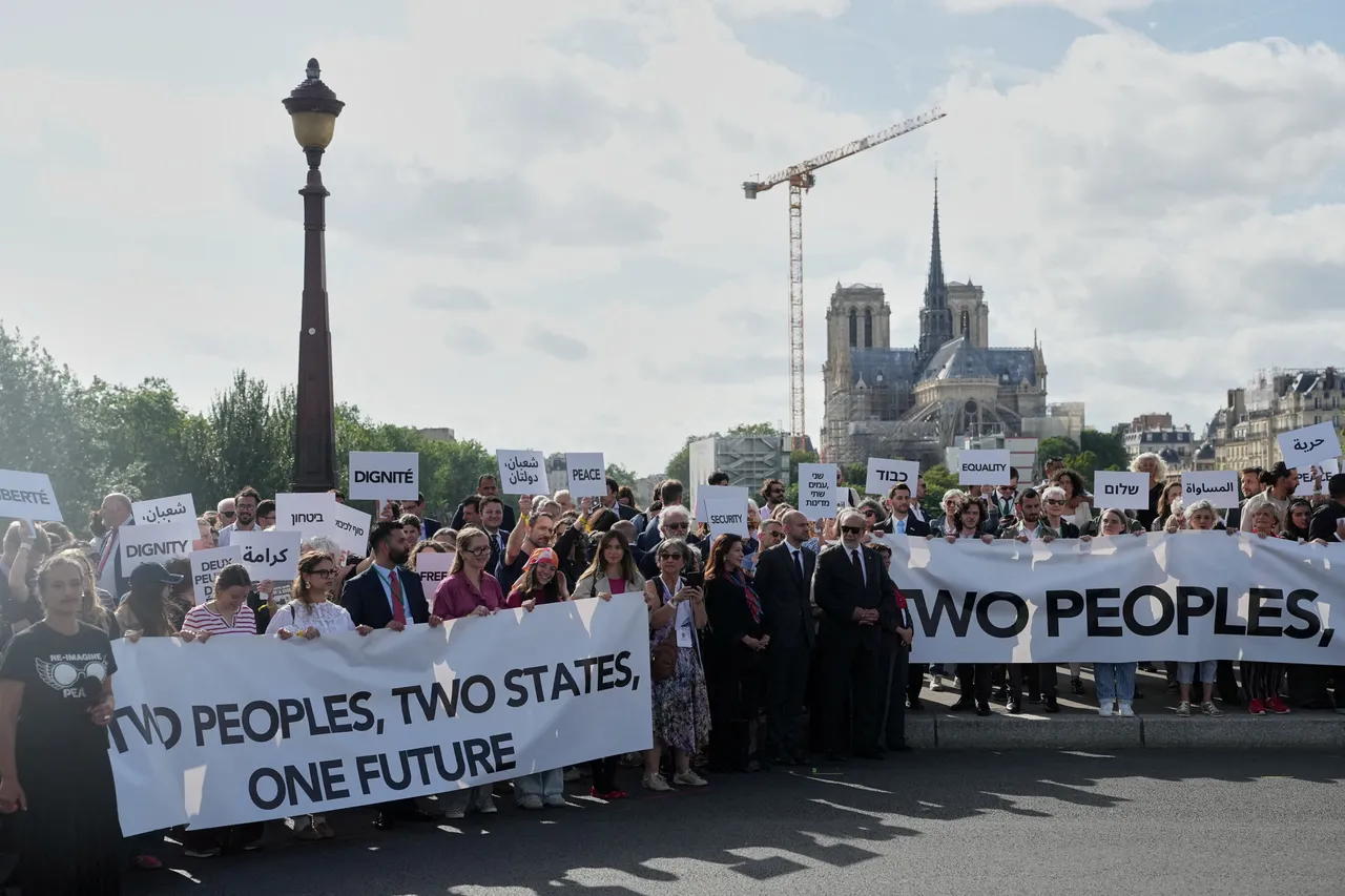 Israeli, Palestinian civil society groups meet in France, urge int'l support for two-state solution