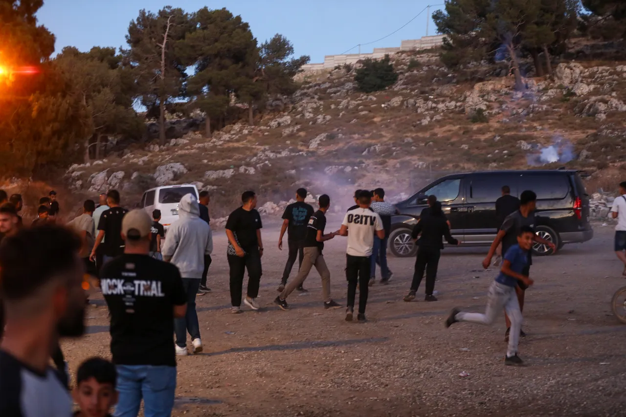 Cisjordanie occupée: des occupants israéliens incendient des véhicules et attaquent une mosquée