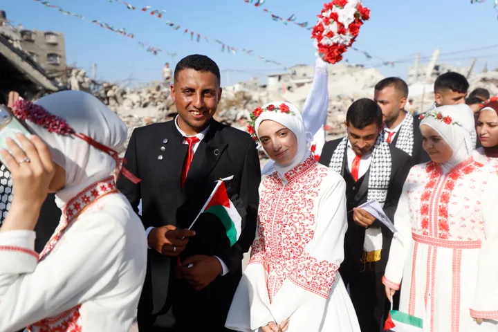 Kolektivno vjenčanje u razorenom izbjegličkom kampu u Gazi: 150 palestinskih parova reklo “da”