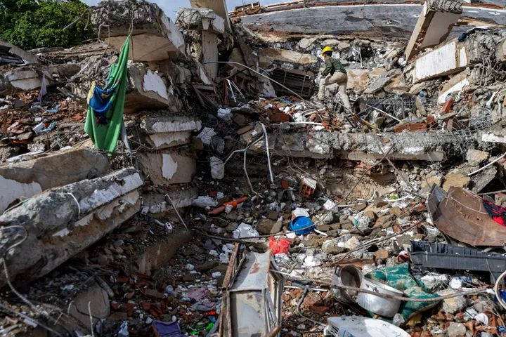 Venezuela earthquake death toll rises to 1,943 as rescue efforts continue