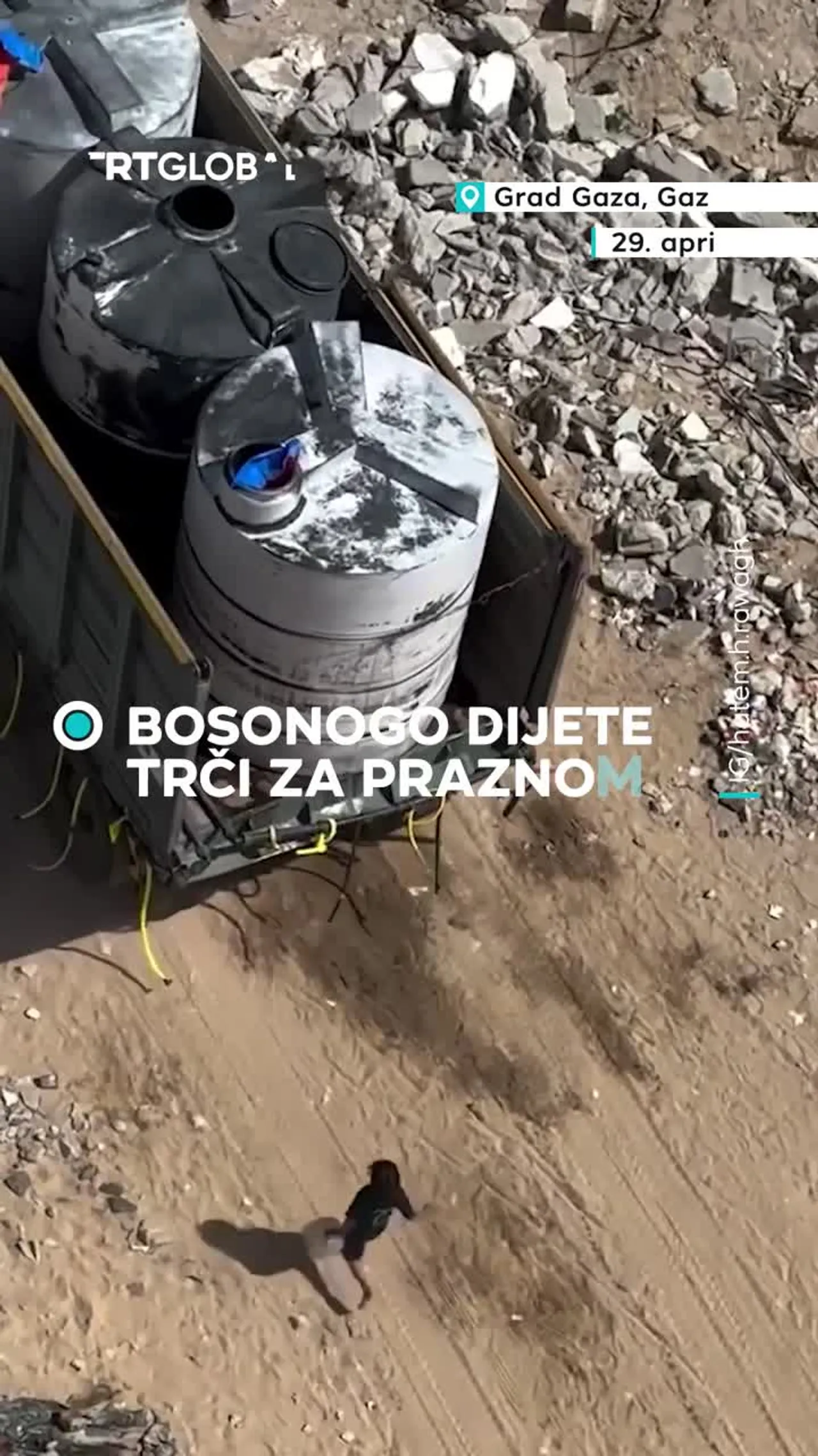 Dijete u Gazi trči za praznom cisternom