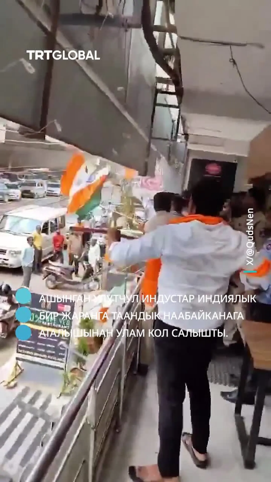 Ашынган улутчул индустар индиялык бир жаранга таандык наабайканага кол салышты