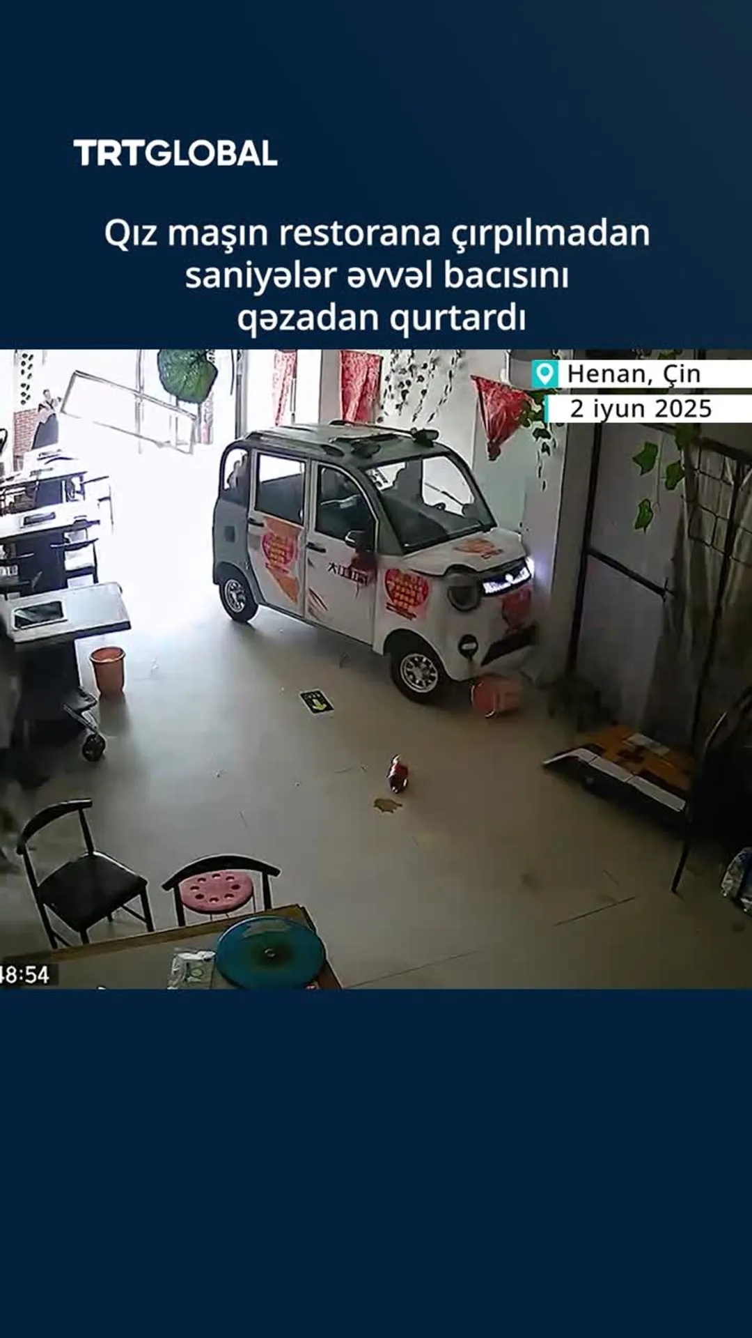 Qız bacısını maşının altında qalmaqdan son anda qurtardı