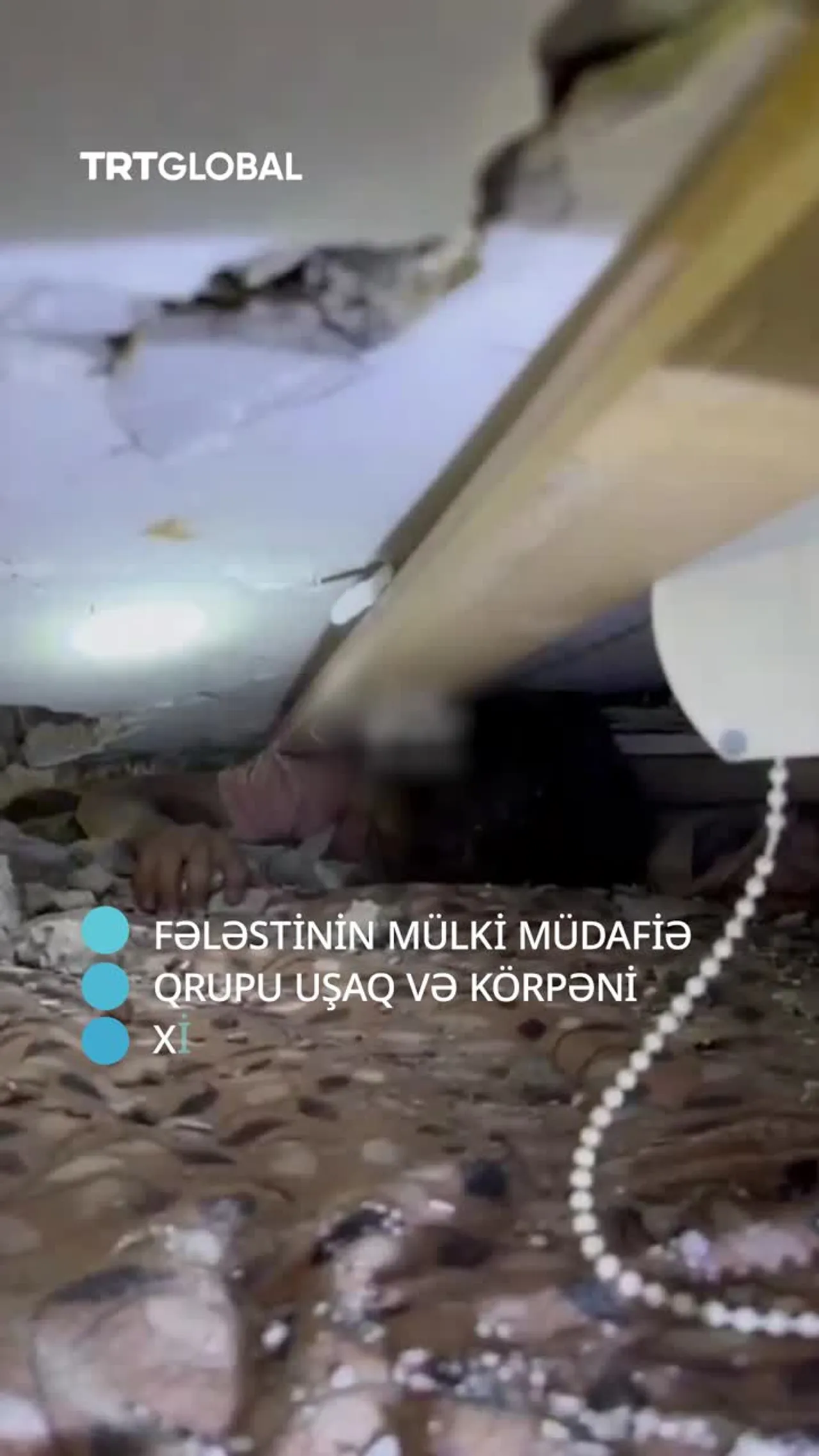 Fələstin Mülki Müdafiə qrupu dağıntılar altından bir uşaq və körpəni xilas etdi