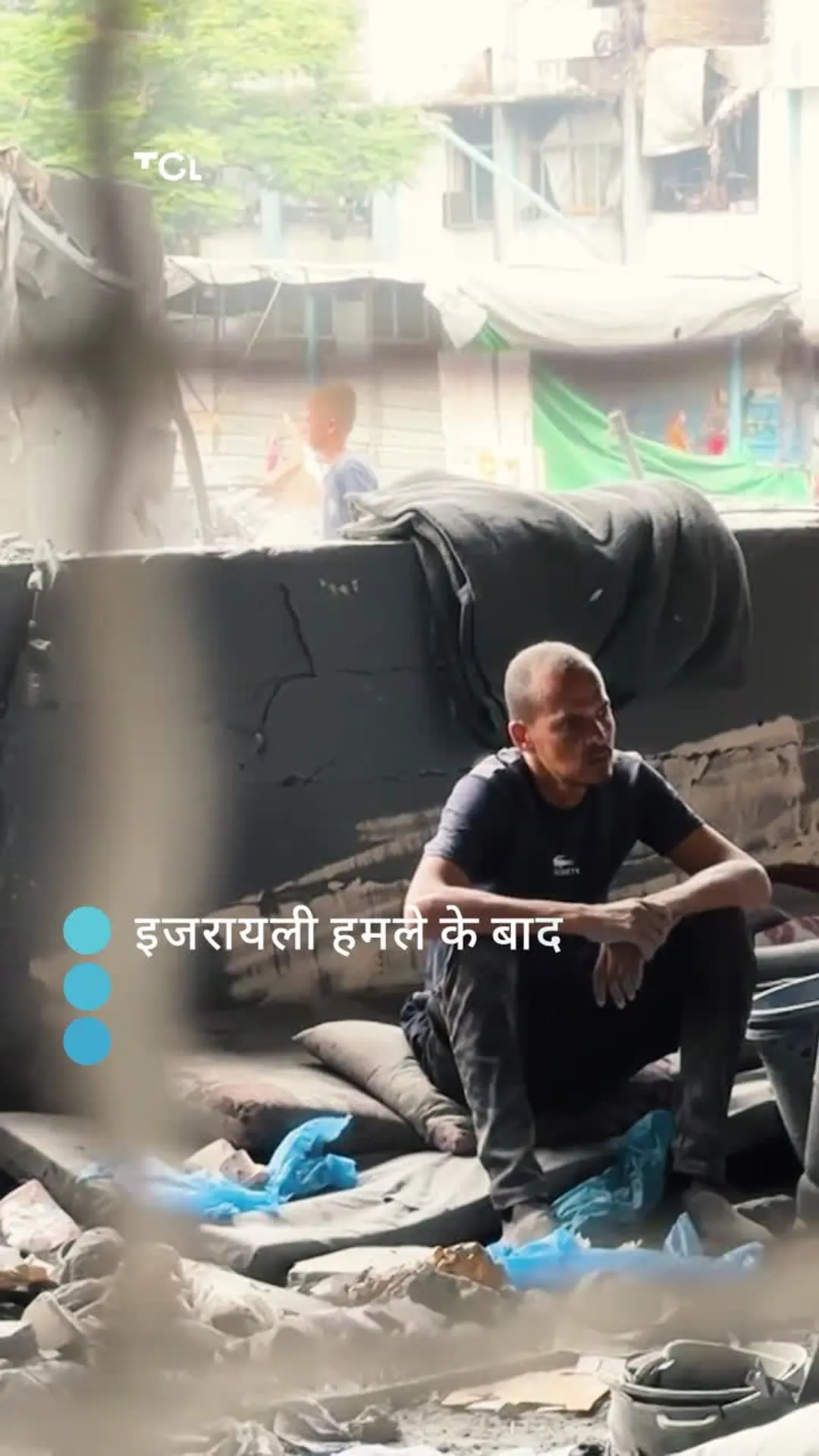 यूएनआरडब्ल्यूए स्कूल पर इजरायली हमले के बाद विस्थापित फिलिस्तीनी मलबा खोज रहे हैं