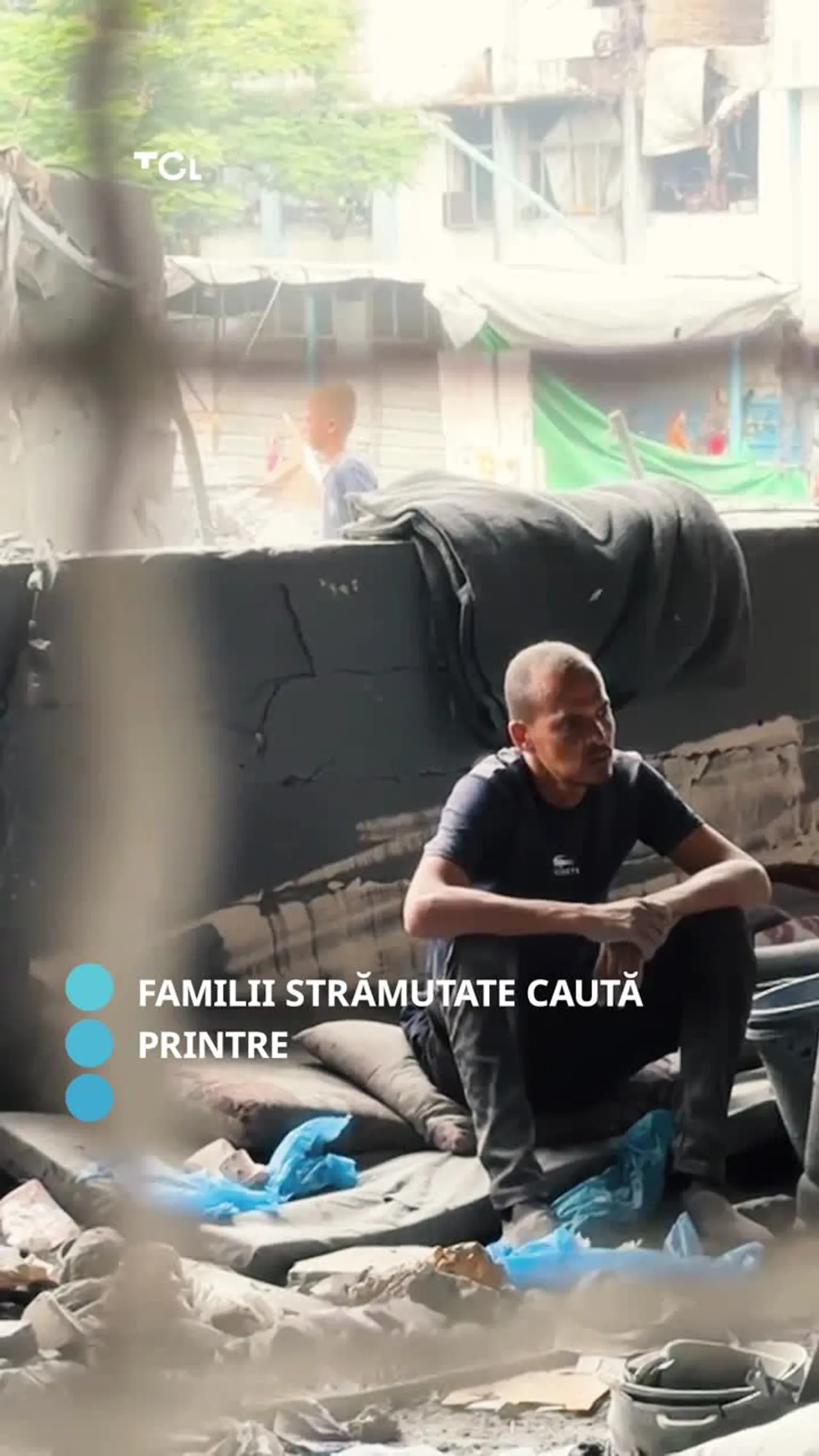 Palestinieni strămutați răscolesc ruinele după un atac israelian asupra unei școli UNRWA