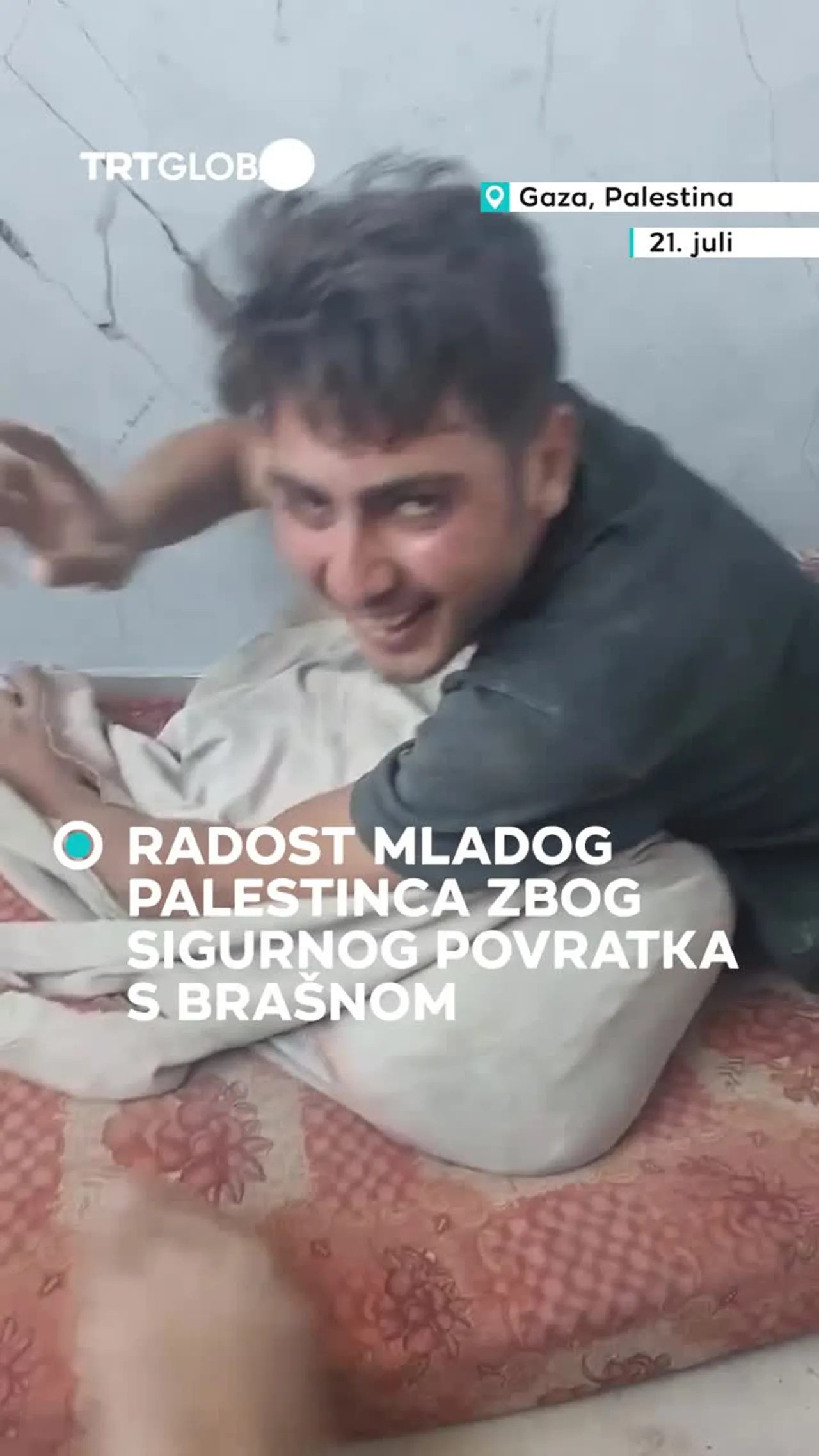 Radost mladog Palestinca zbog sigurnog povratka s brašnom