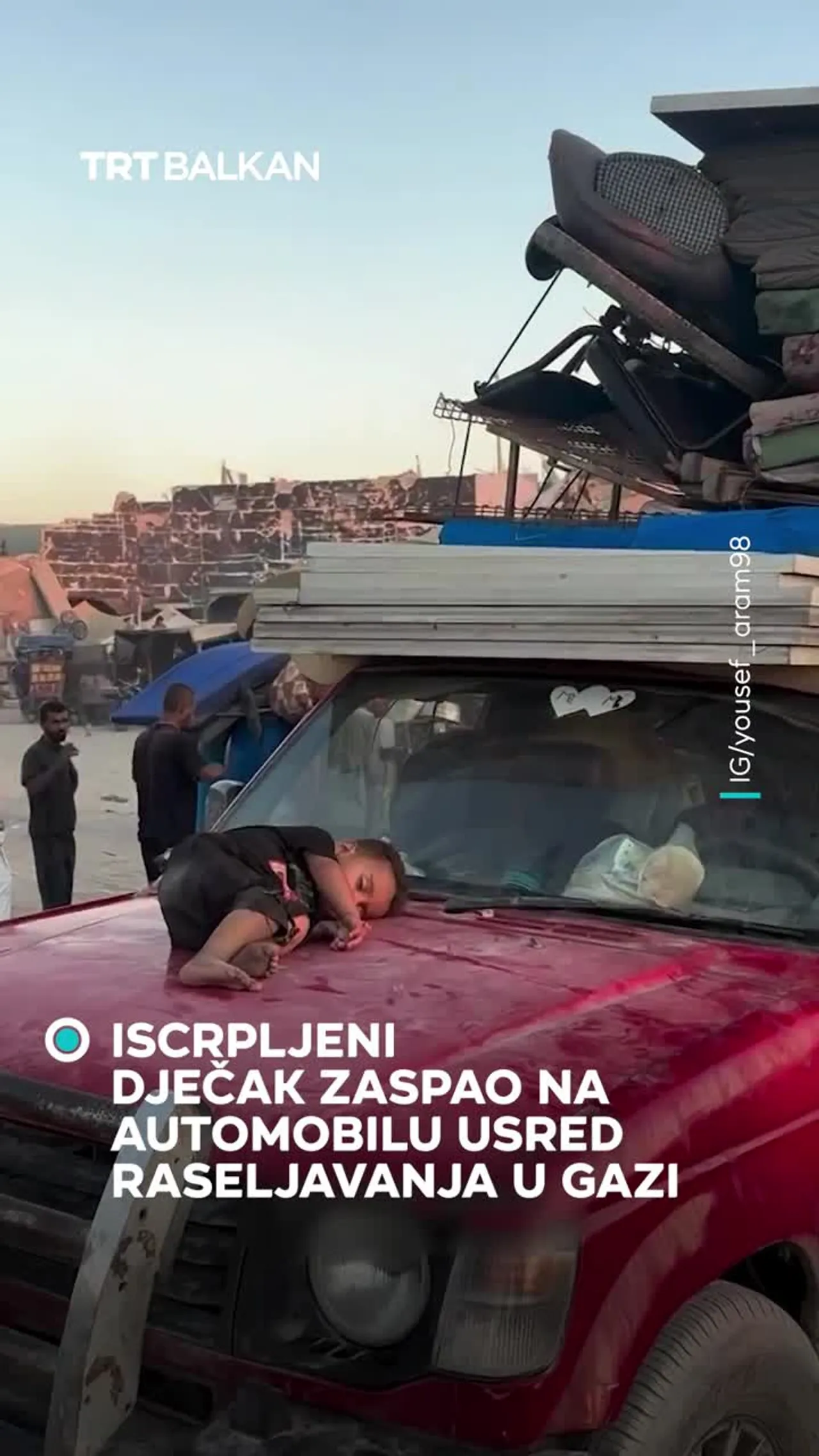 Iscrpljeno dijete zaspalo na automobilu usred raseljavanja u Gazi