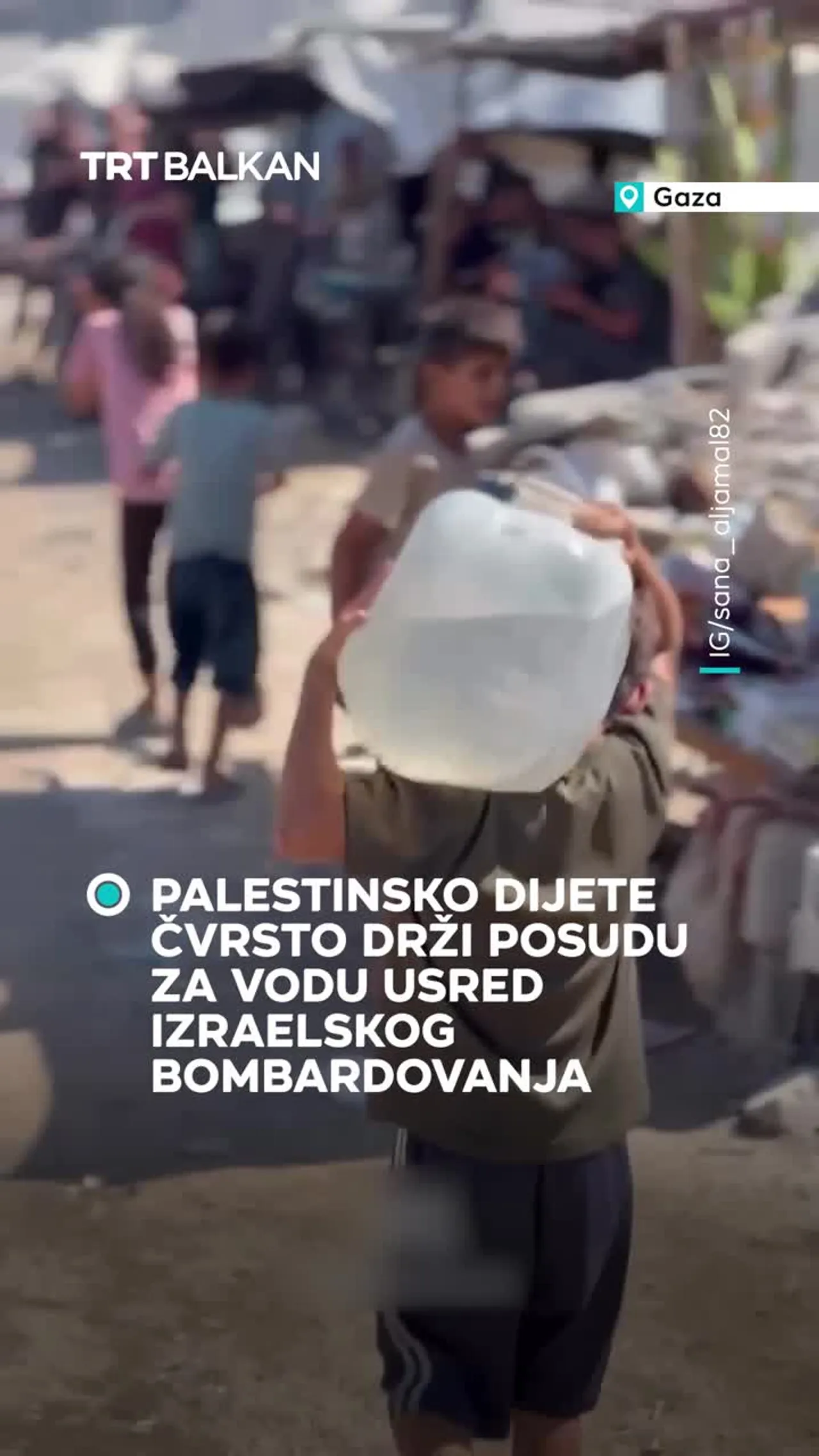 Palestinsko dijete čvrsto drži posudu za vodu usred izraelskog bombardovanja