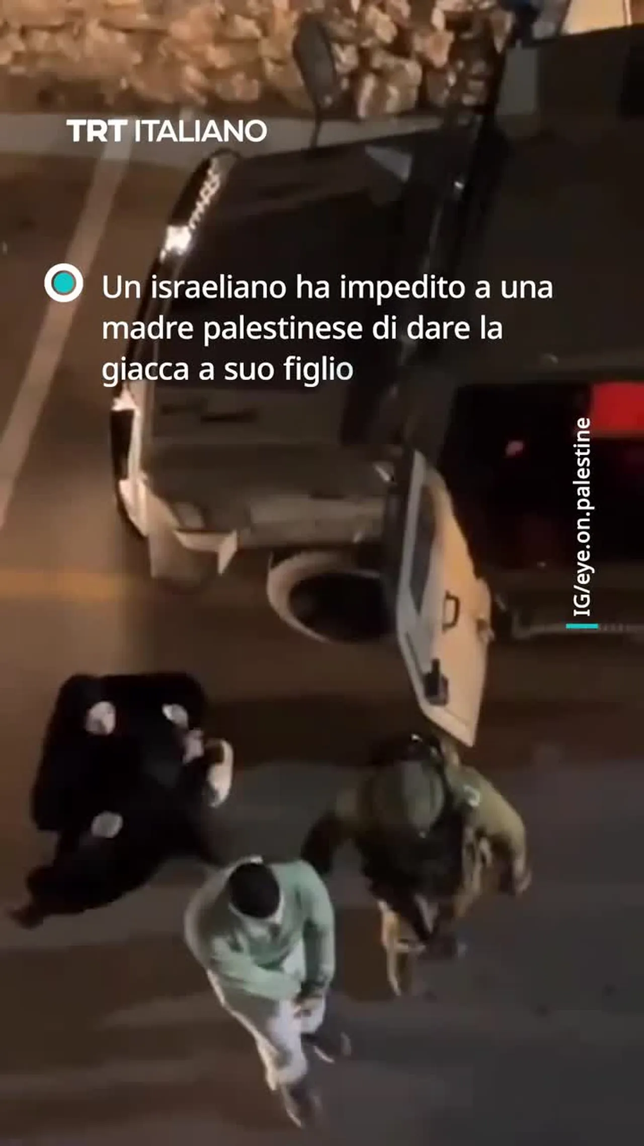 Soldato israeliano ha impedito a una madre palestinese di consegnare la giacca a suo figlio