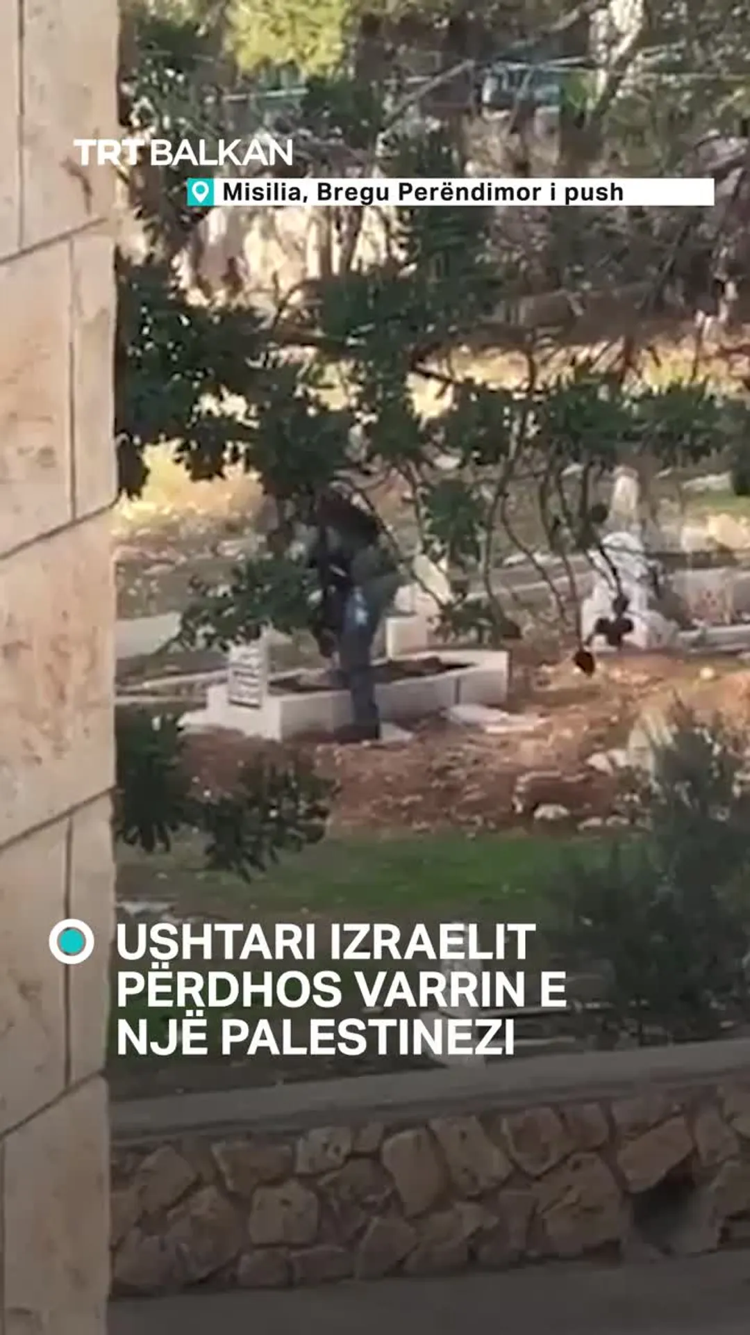 Ushtari izraelit përdhos varrin e një palestinezi